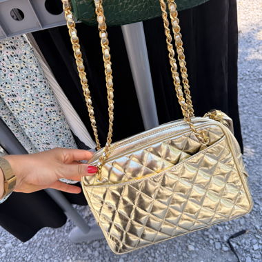 Goldene gesteppte Schultertasche mit Kettenriemen