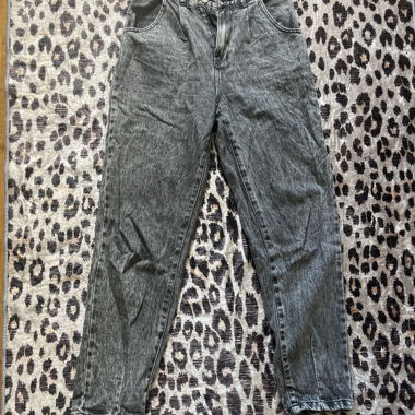 Grauer Jeans mit hoher Taille