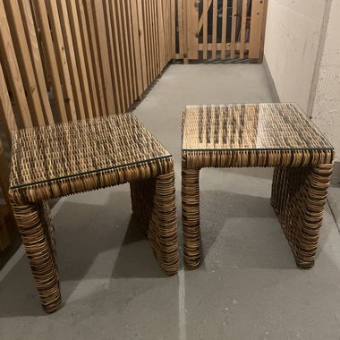 Tables d’appoint en rotin avec plateau en verre