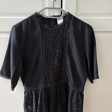 Top in pizzo nero