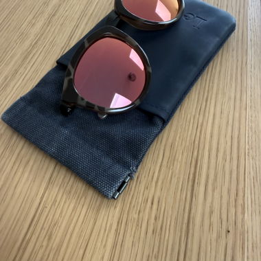 Occhiali da sole riflettenti Le Specs tartarugati con custodia