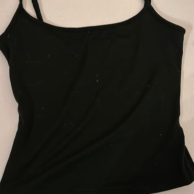 Top nero con spalline sottili