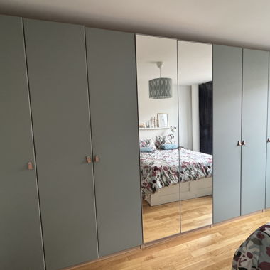 Grosser Kleiderschrank mit Spiegeltüren