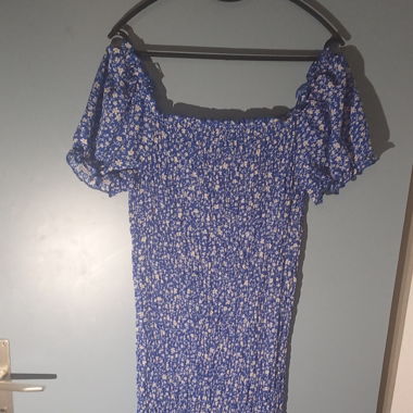 Schönes figurbetonendes Kleid