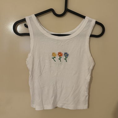 Weisses Trägershirt mit bestickten Blumen