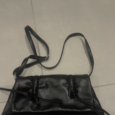 schwarze Ledertasche