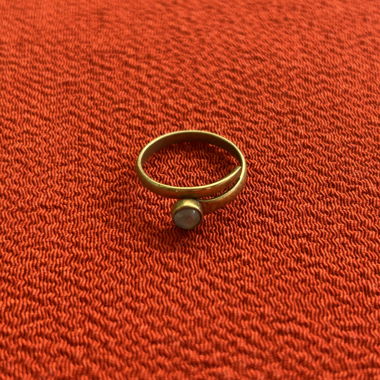 Anello color oro con pietra
