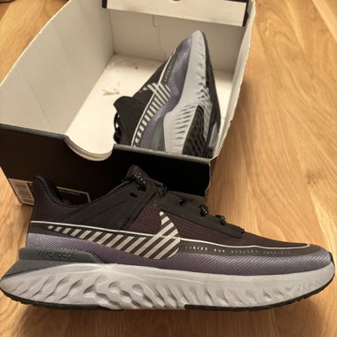 Nike legend react 2 NEUVES taille 38