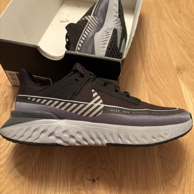 Nike legend react 2 NEUVES taille 38