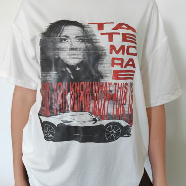T-shirt off-shoulder Tate McRae