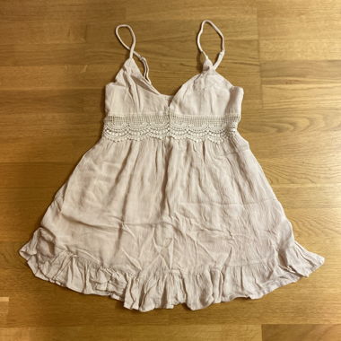 Beiges Trägerkleid mit Spitze