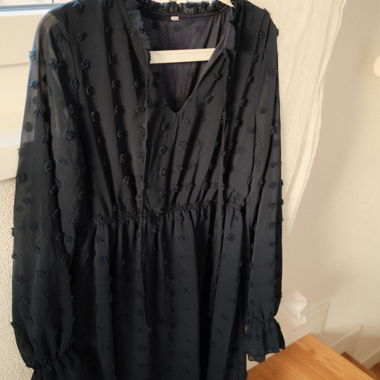 Dunkelblaues Chiffonkleid mit Strukturpunkten