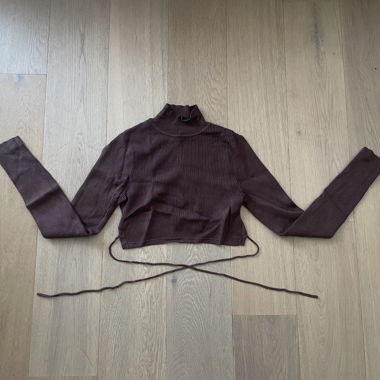 Top corto a maniche lunghe