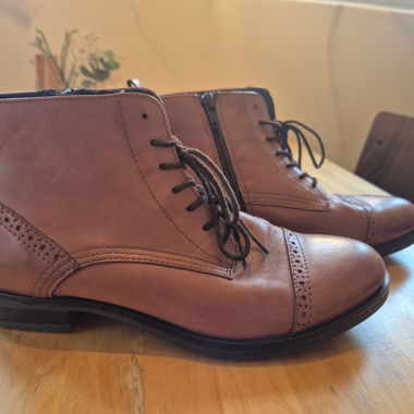 Braune Leder-Schnürstiefeletten