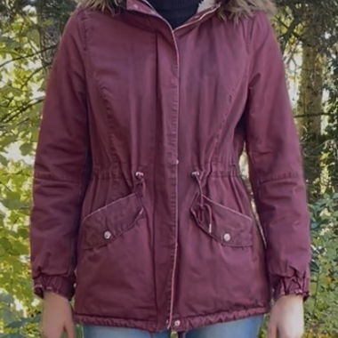 Parka bordeaux con cappuccio e pelliccia