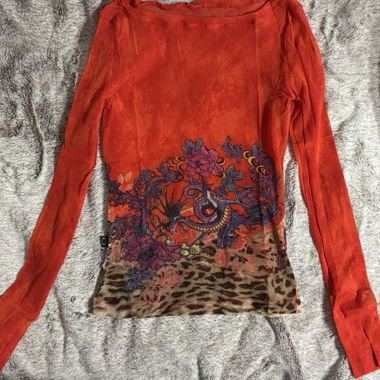 Top in mesh rosso con stampa drago e leopardo