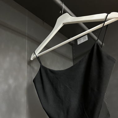 Schwarzes Top mit Rückenfrei