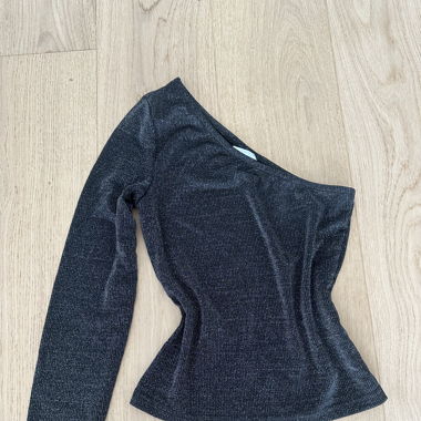 Black One-Shoulder Top