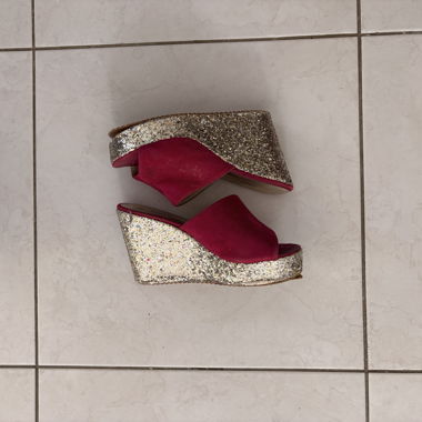 Sandales compensées pailletées roses