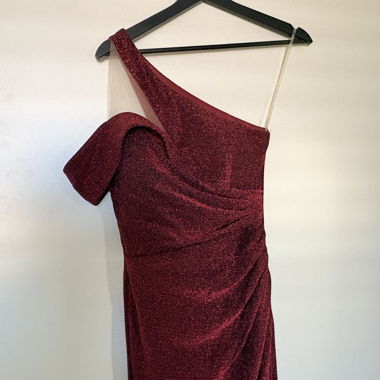 Rotes One-Shoulder Abendkleid