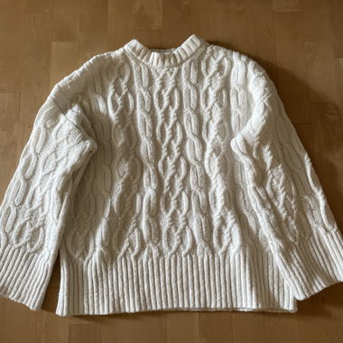 Weisser Strickpullover