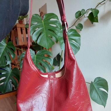 rote faux leather tasche