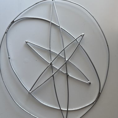 Decorazione da parete in filo metallico KATSEYE fatta a mano