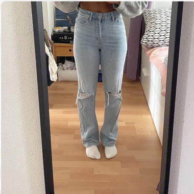 Jean bleu clair déchiré