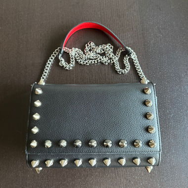 Borsa crossbody nera con borchie Christian Louboutin