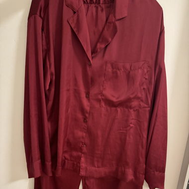 roter Pyjama