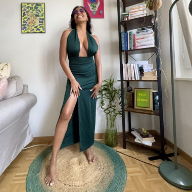 Grünes Kleid hinten offen mit Schlitz