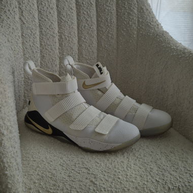 Scarpa da basket Nike Lebron Soldier 11