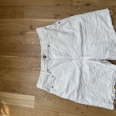 Romantische weisse Jorts mit geprägtem Blumenstoff