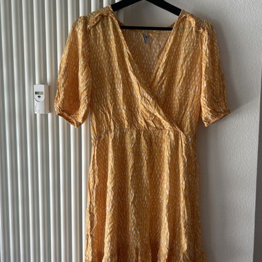 Gelbes Wickelkleid von sublevel, 100 % Viskose