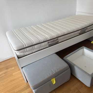 Bett mit Aufbewahrungskisten