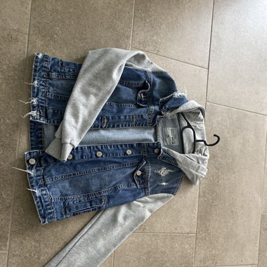 Jeansjacke mit Kapuze