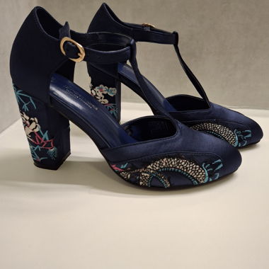 Decolleté blu navy con tacco a blocco ricamato
