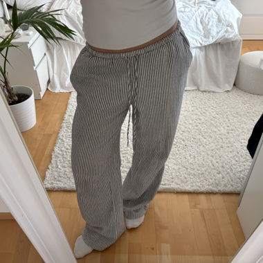 Graziosi pantaloni in lino a righe