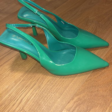 High heels in knalligem Grün