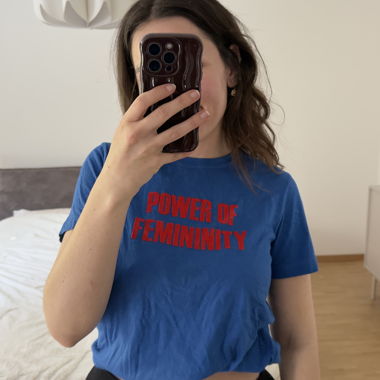 Blaues T-Shirt mit Print