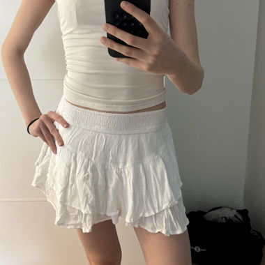 Weisser Ruffle-Rock