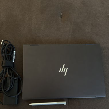 Laptop inkl. Kabel und Stift