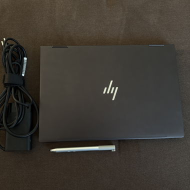 Laptop inkl. Kabel und Stift