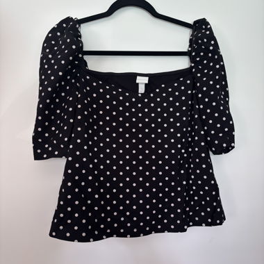 Haut à pois noir et manches bouffantes