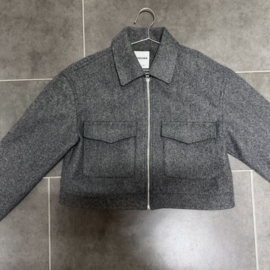 Graue Kurzjacke mit Reissverschluss