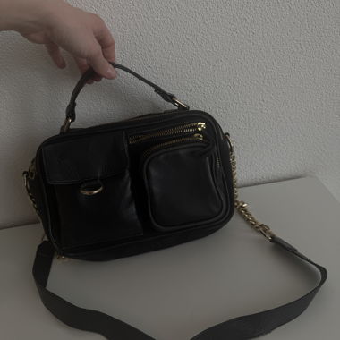 Borsa a tracolla nera con tasche frontali
