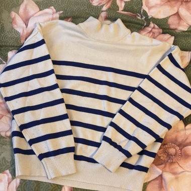 Maglione bianco con dolcevita e righe blu