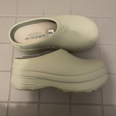 Zoccoli adidas in schiuma verdi
