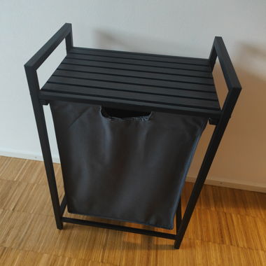 Schwarzer Wäschekorb mit Ablage