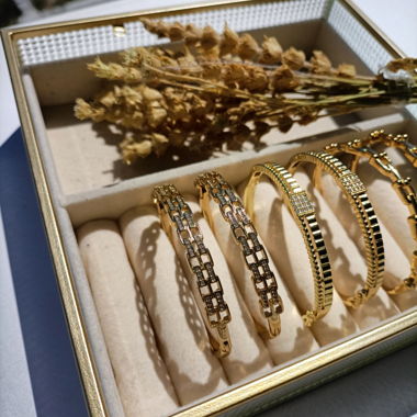 Lotto di bracciali dorati